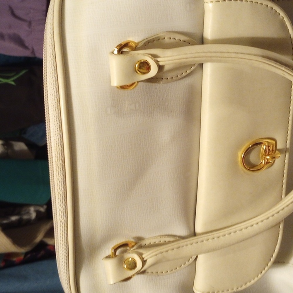 Vintage Etienne Aigner off white leather handbag. Only used a couple times